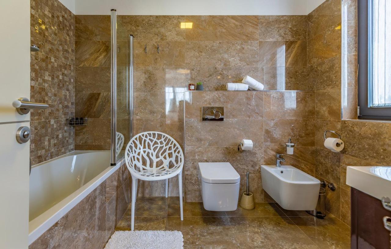 Paradiso Luxury Apartment, Ровінь Екстер'єр фото