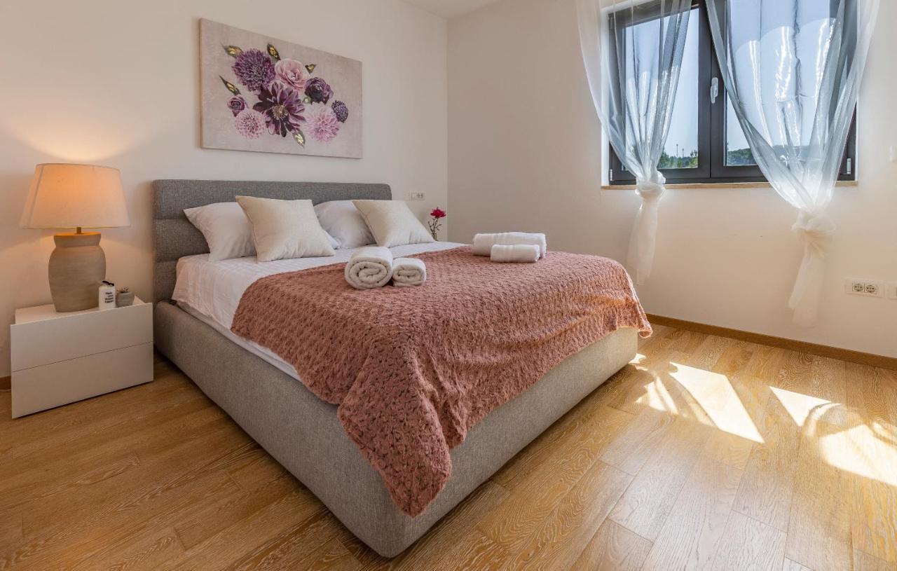 Paradiso Luxury Apartment, Ровінь Екстер'єр фото